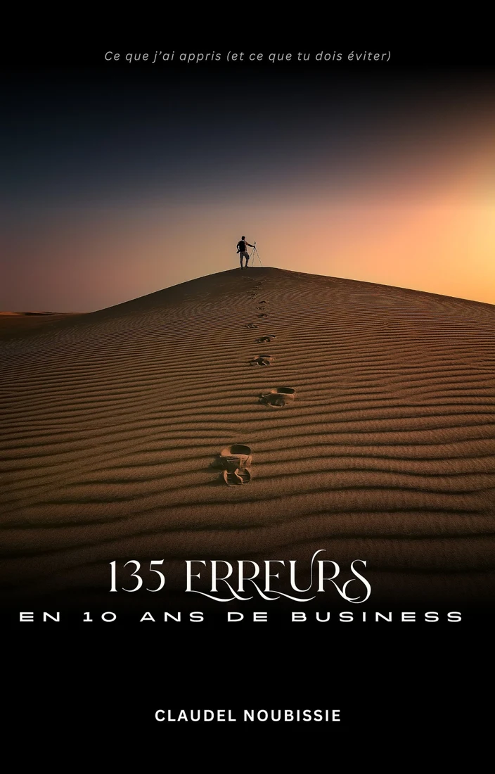 Première de couverture de « 135 erreurs en 10 ans de business », Dr Claudel NOUBISSIE. Une dune au crépuscule avec une silhouette et des traces de pas.