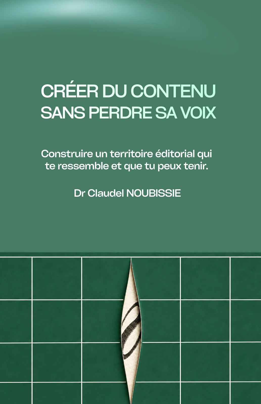 Première de couverture de « Créer du contenu sans perdre sa voix », Dr Claudel NOUBISSIE. Des formes géométriques vertes et une ouverture en perspective.